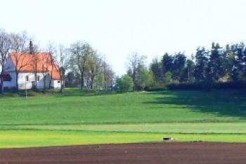 Návrší s kostelem a hřbitovem od jihozápadu. (© Jan Sommer, 05/2008)