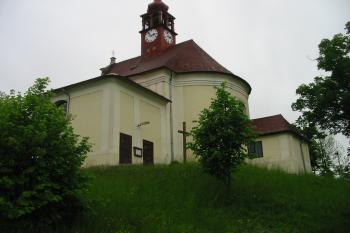 kostelík na místě hrádku (© D Dohňanský, 05/2014)