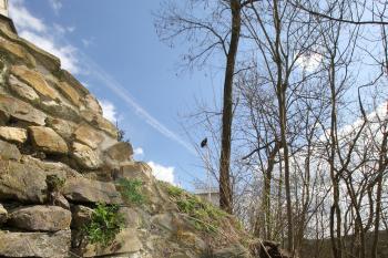 možná obsahuje část původní hradby.... (© Luděk Vláčil, 04/2015)