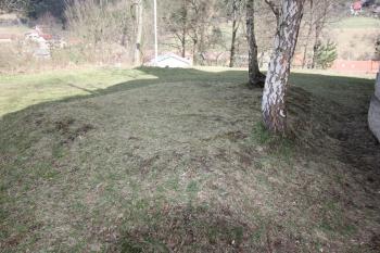 Obdelníková vyvíšenina u zdi kostela. (© Luděk Vláčil, 04/2015)