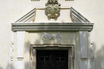 detail portálu kaple (© de ardoise 05/2005)