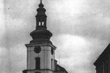 západní průčelí cca v 30. letech 20. století (© Erich Tursch, Kristina Uhlíková (ed.), Jana Kuprová (ed.), Jiří Odvárka (ed.), Jana Chadimová (ed.): Fontes historiae atrium XIX: Uměleckohistorická topografie okresu Žatec, Artefactum, Praha 2024)