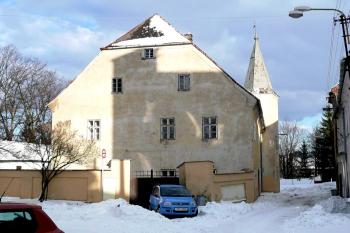budova bývalé mincovny, současného děkanství od západu ( © Jan P. Štěpánek 03/2008)