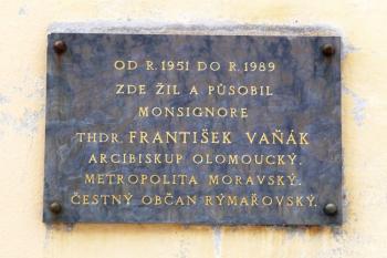 pamětní deska na pobyt a působení olomouckého arcibiskupa F. Vaňáka ( © Jan P. Štěpánek 03/2008)