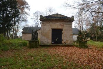 Hrobka Kinských u kostela sv. Isidora (© Jiří Čížek 11/2013)