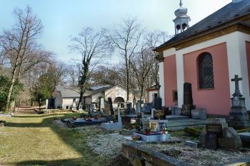 Barokní kostel svatého Isidora, u kostela knížecí hrobka Kinských (© František Kinař, 03/2015)