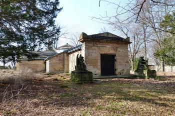 u kostela knížecí hrobka Kinských (© František Kinař, 03/2015)