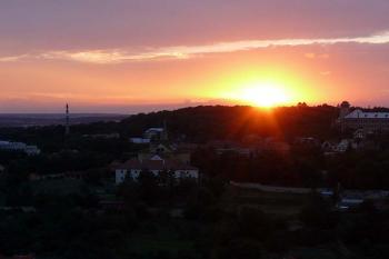 Západ slunce nad klášterem (pohled ze Slánské hory) (© Jiří Cukr, 07/2010)