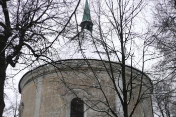 pohled na zadní stranu kostela ( © Jan P. Štěpánek 03/2008)