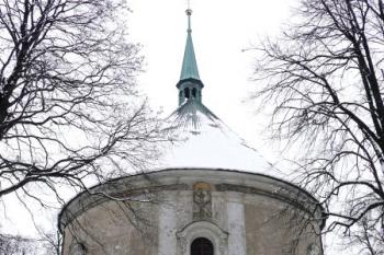 hlavní vstupní průčelí kostela ( © Jan P. Štěpánek 03/2008)