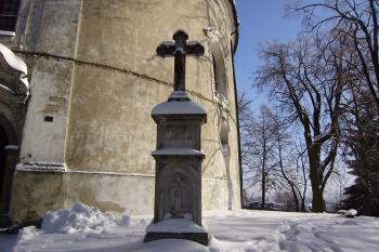 kříž před kostelem (© Zuzana Holasová, 01/2010)