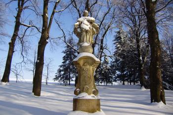 socha Immaculaty přemístěná sem ze zámku v Janovicích (© Zuzana Holasová, 01/2010)