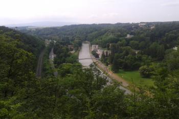 Pohled z vyhlídky na místě hradu na Bečvu a Lázně Teplice (© Ivo Rozehnal 06/2019)