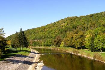 pohled k místům s pozůstatky hradu Svrčova od lázní Teplice nad Bečvou ( © Jan P. Štěpánek 10/2007)
