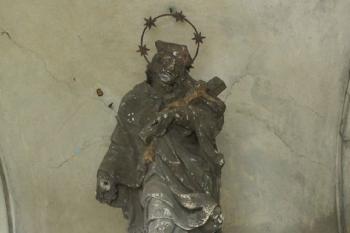 socha sv. Jana Nepomuckého z r.1720 ( © Milan Caha 05/2008)