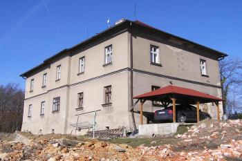budova šenovské fary od jihovýchodu ( © Jan P. Štěpánek 02/2008)