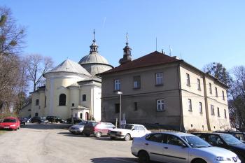 pohled od jihozápadu na kostel Prozřetelnosti Boží i faru ( © Jan P. Štěpánek 02/2008)