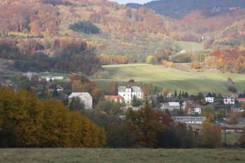 Kostel ze svahu Strážiště (od jihu) ( © Ivan Grisa 10/2009)