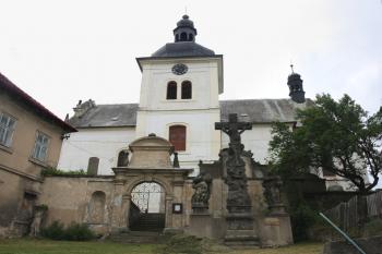 Kostel od jihu, vlevo v koutě u fary křtitelnice z kostela v Schönsteinu, vpravo barokní Kalvárie ( © Ivan Grisa 06/2010)