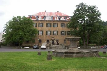 průčelí zámku, v popředí kašna přenesená ze zámku Děčín ( © Milan Caha 05/2008)