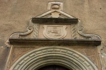 znak Jílového nad hlavním vchodem ( © Milan Caha 05/2008)