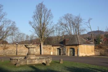 Bývalá kočárovna (garáž) proti zámku ( © Ivan Grisa 04/2010)