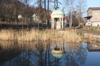 Altán v zámeckém parku ( © Ivan Grisa 04/2010)