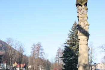 Sloup s oboustrannou sochou před zámkem ( © Ivan Grisa 04/2010)