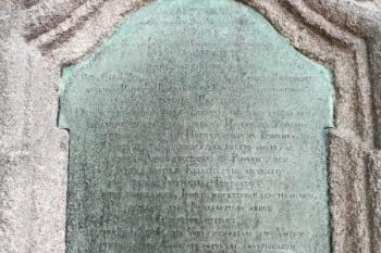detail nápisu na kamenné desce umístěné na zdi kostela ( © Jan P. Štěpánek 05/2008)