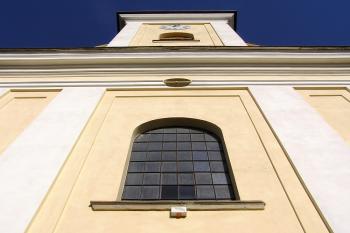 deail hlavního průčelí s věží ( © Jan P. Štěpánek 02/2008)