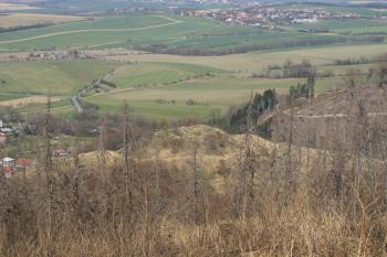 Pohled na hrad Zubříč z místa hradního paláce (© Dušan Dohňanský 04/2020)