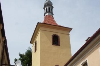 zvonice v areálu hřbitovního kostela ( © Milan Caha 05/2008)