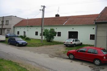 místo tvrze se léty nemění, jen zmizely dva velké stromy (© D Dohňanský, 05/2014)
