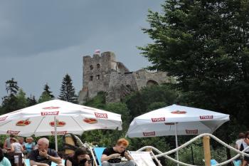 Zřícenina hradu Czorsztyn - pohled na hrad od přístavu (© aleshwarrior, 07/2017)