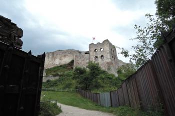 Zřícenina hradu Czorsztyn - pohled na hrad od brány (© aleshwarrior, 07/2017)