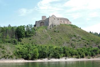 Zřícenina hradu Czorsztyn - pohled na hrad z lodi (© aleshwarrior, 07/2017)