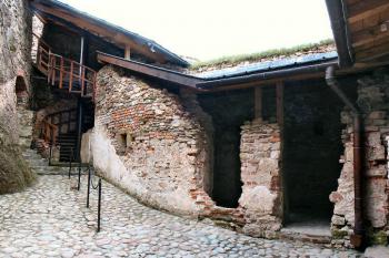 střední hrad - pohled k jihozápadu ( © Pavel Zany Komárek 7.5. 2005)