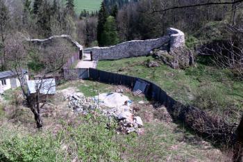 panorama předhradí ( © Pavel Zany Komárek 7.5. 2005)