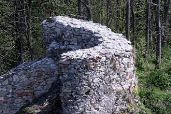 půlválcová bašta v předhradí ( © Pavel Zany Komárek 7.5. 2005)