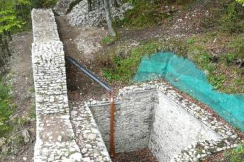 zrekonstruované zdivo obvodové hradby a suterénu jedné z hradních budov ( © Jan P. Štěpánek 05/2008)