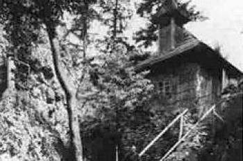 poustevna s poustevníkem na meziválečné pohlednici ( © anon. cca 1920-1939)