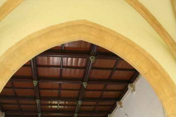 Průhled vítězným obloukem do lodi (© Ivan Grisa, 09/2006)