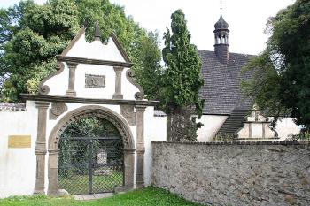 Vstupní brána a kostel (© Ivan Grisa, 09/2008)