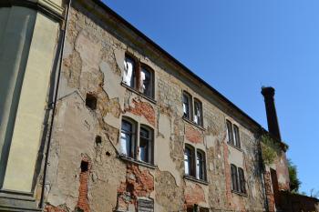 Boční stěna bývalého kostela (© Daniel Šmidrkal, 08/2016)