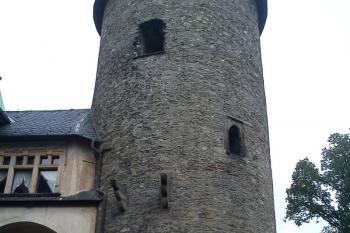 Bergfrit opět, pozůstatek původního Zdeslavova hradu (podle výkladu průvodkyně), jsou vidět rozměrné krakorce, vpravo asi původní vstup s vpadlinou pro padací most, výše asi druhotně vylámaný otvor (© Jan Večeřa, 08/2014)