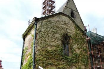 pohled na nádvorní průčelí hradní kaple ( © Jan P. Štěpánek 05/2015)