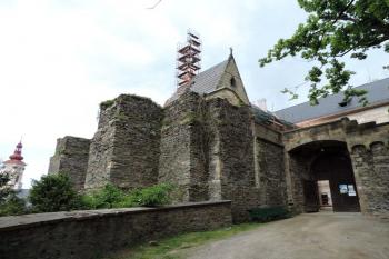 vstup do jádra hradu z parku ( © Jan P. Štěpánek 05/2015)