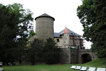 celkový pohled na hrad od parku ( © Jan P. Štěpánek 05/2015)