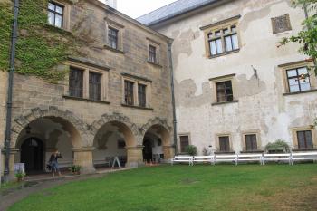 jižní nároží vnitřního nádvoří (© D Dohňanský, 07/2018)