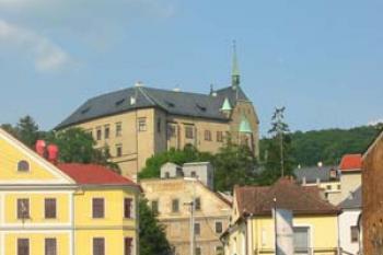 Šternberk - celkový pohled (2003 ©Puffin Puffin)